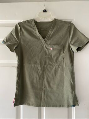 Mediclo Olive Green V-Neck Scrub Top